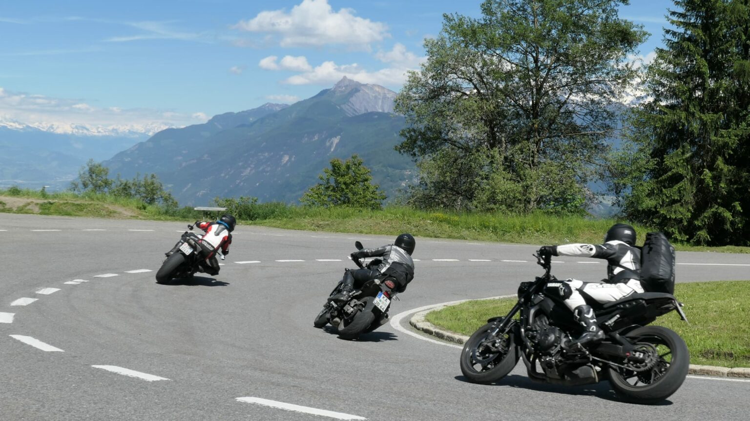 WeOnTour Motorradgruppe in den Alpen